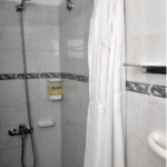 Bares Locales A 8 3 Km Del Aeropuerto De Hotel Abril