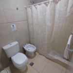 Alojamiento consta dos dormitorios bano