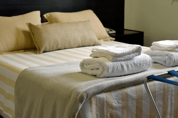 En La Terraza Y Disfruta De La Atencion Hotel Abril