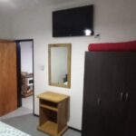 Baldosa cocina totalmente equipada zona comedor tv departamento argentina