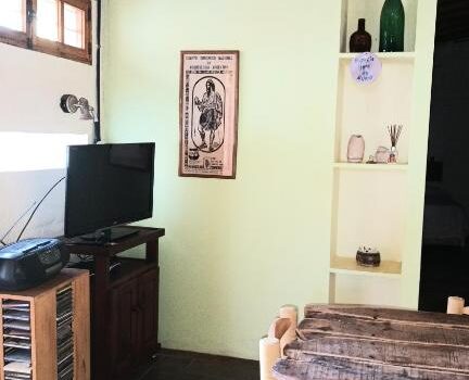 Con Un Jardin Precioso Y Pequenos Carteles Indicando Alquiler Departamento El Parralito