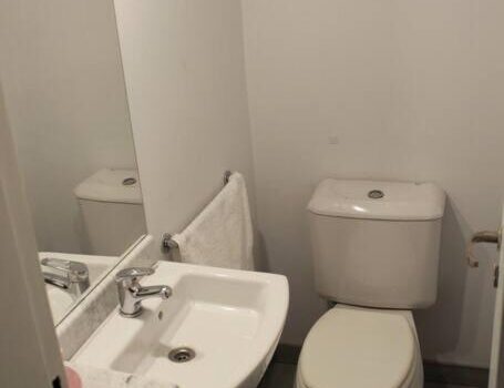 Dos Dormitorios Una Cocina Completamente Equipada Con Horno Alquiler Departamento Peatonal Sarmiento 74