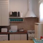 Ambos dormitorios estan vestidas ropa departamento