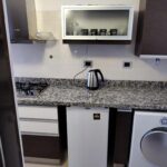 Equipado acceso cocina completa y departamento
