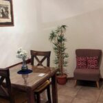 Cocina incluye microondas tostadora y nevera proporcionando departamento argentina