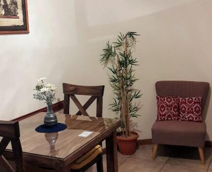 La Cocina Incluye Microondas Tostadora Y Nevera Proporcionando Alquiler Departamento Cielo Andino Malbec Centrico En Ciudad De Mendoza Mendoza Argentina