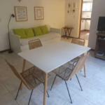 Pantalla plana y servicios streaming cocina departamento argentina