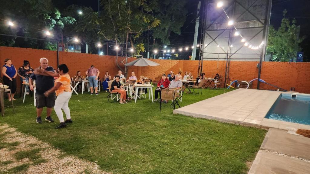 Restaurante Que Sirve Deliciosos Platos Locales Una Terraza Hotel Essencial En Ciudad De Mendoza Mendoza Argentina