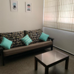 Totalmente equipada y bano ambiente es amplio