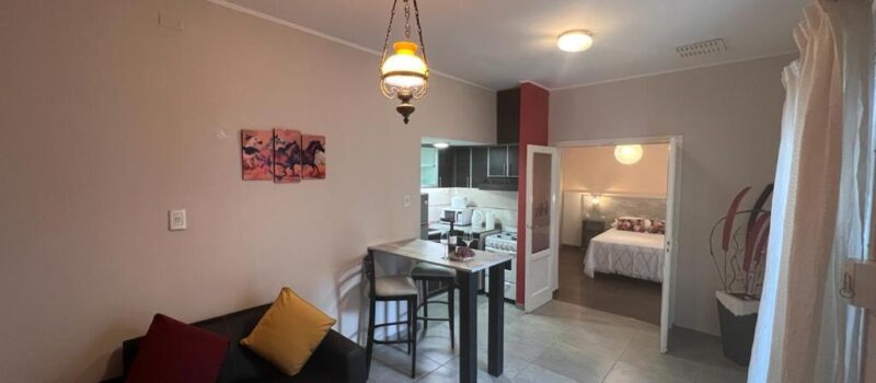 Un Dormitorio Que Cuenta Con Una Cocina Equipada Alquiler Departamento Colorado