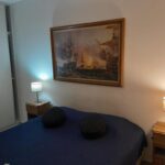 Cuenta dos acogedores dormitorios equipados ropa departamento argentina