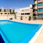 Equipada banera vistas ciudad toallas y departamento argentina