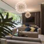 Natural traves sus ventanales ofrecen